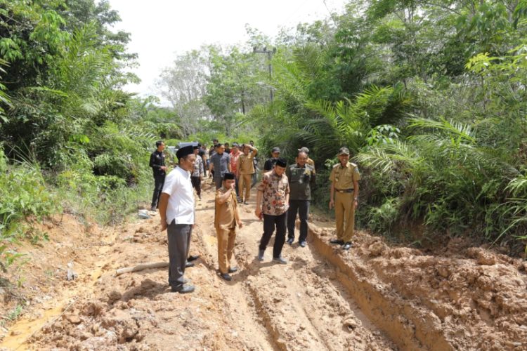 Ketua DPRD Provinsi Jambi, Edi Purwanto pantau lansung pembangunan jalan Provinsi di Sarolangun, Senin (13/2). Foto: Humas DPRD