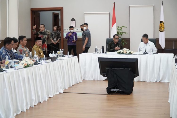 Gubernur Jambi, Al Haris Rapat Koordinasi Pembahasan Penertiban dan Penyelesaian Angkutan Batubara di Provinsi Jambi Bersama Kementerian ESDM, Selasa (14/2). Foto: Dok Kominfo