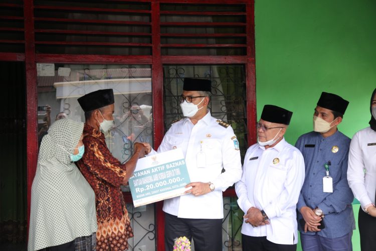 Fasha Serahkan Bantuan ke Mahasiswa Asal Kota Jambi Korban Gempa Turki/(Foto: Melli)