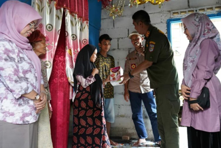 Wakil Bupati Merangin, Nilwan Yahya saat kunjungi ibu hamil yang berisiko stunting di Kec Tabir. Foto: Dok Kominfo