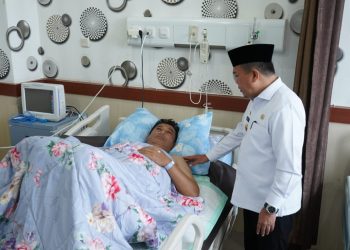 Al Haris Besuk Kapolda Jambi di RS Bhayangkara/ (Foto: Riki)