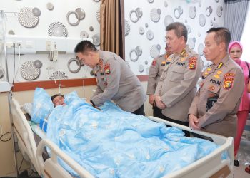 kapolda Riau membesuk Kapolda Jambi di RS Bhayangkara Polda Jambi Selasa 22 Februari 2023 (Foto: Mursyid)
