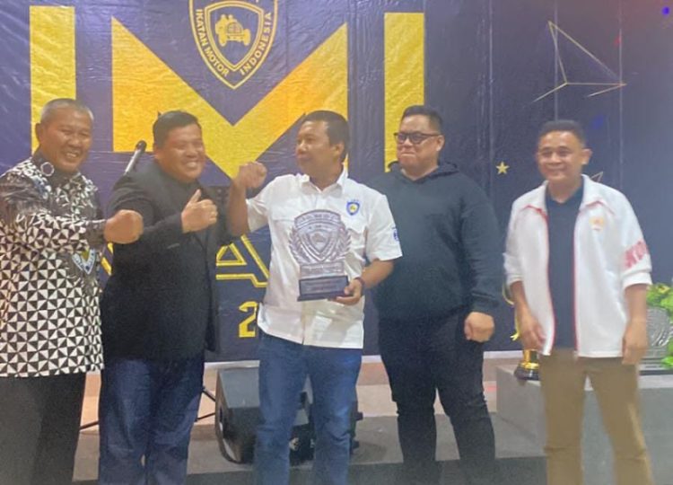 Bupati Tanjab Timur, Romi Hariyanto terima penghargaan dari Ikatan Motor Indonesia (IMI). Foto: Willy