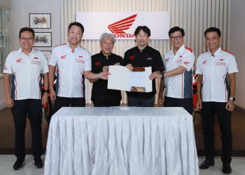 (Kiri - Kanan) Marketing Director AHM Thomas Wijaya, President Director AHM Keiichi Yasuda, Honda Racing Corporation (HRC) 2W Director - Shinya Wakabayashi,  Honda Racing Corporation (HRC) Director -Tetsuhiro Kuwata , Executive Vice President Director AHM Johannes Loman, dan Marketing Director AHM Tetsuya Komine berfoto bersama setelah melakukan penandatanganan kerjasama AHM dalam mendukung kegiatan balap HRC melalui logo "One Heart." dan "Satu Hati."/ Foto: AHM1