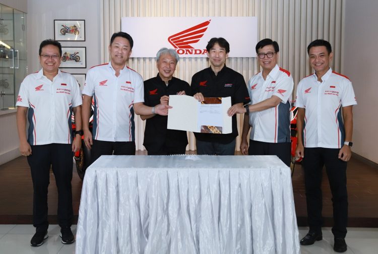 (Kiri - Kanan) Marketing Director AHM Thomas Wijaya, President Director AHM Keiichi Yasuda, Honda Racing Corporation (HRC) 2W Director - Shinya Wakabayashi,  Honda Racing Corporation (HRC) Director -Tetsuhiro Kuwata , Executive Vice President Director AHM Johannes Loman, dan Marketing Director AHM Tetsuya Komine berfoto bersama setelah melakukan penandatanganan kerjasama AHM dalam mendukung kegiatan balap HRC melalui logo "One Heart." dan "Satu Hati."/ Foto: AHM1