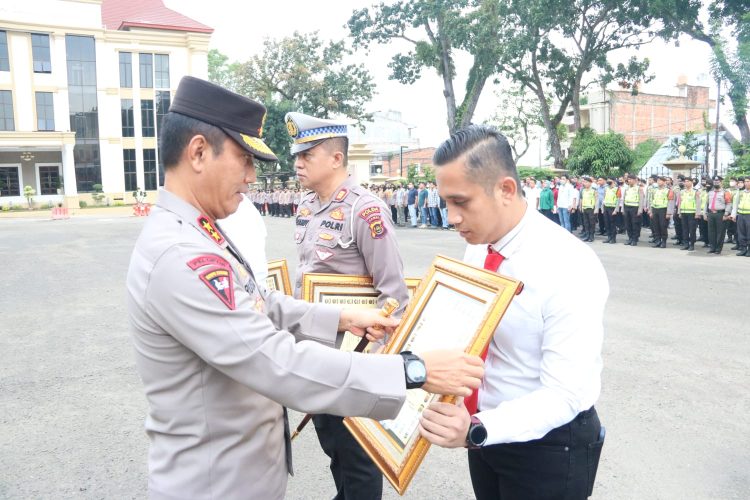 Kapolda Jambi Irjen Pol. Rusdi Hartono memimpin upacara pemberian penghargaan kepada personel yang beprestasi pada Rabu, (16/02/23)/ (Foto: Humas Polda Jambi)