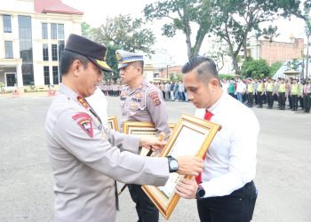 Kapolda Jambi Irjen Pol. Rusdi Hartono memimpin upacara pemberian penghargaan kepada personel yang beprestasi pada Rabu, (16/02/23)/ (Foto: Humas Polda Jambi)