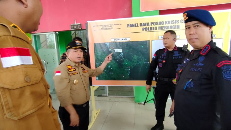Pantau Evakuasi Kapolda Jambi dari Posko Bangko, Al Haris: Selain Udara, Evakuasi Hari Ini Juga Lewat Darat/ (Foto: Riki)