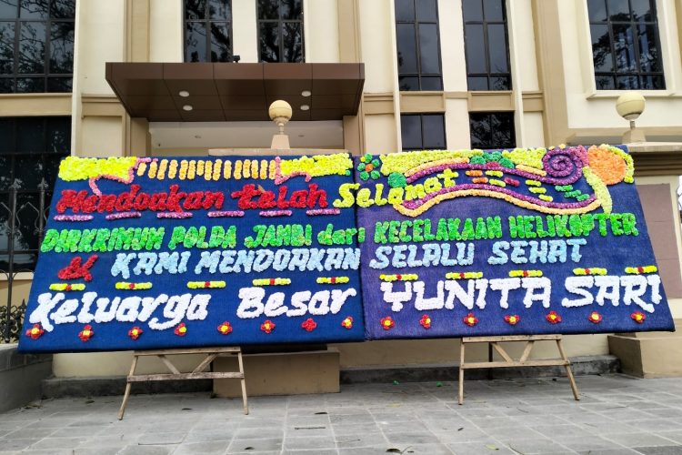 Keluarga Besar Yunita Sari kirim papan Bunga ke Polda Jambi/ Foto: Saripudin