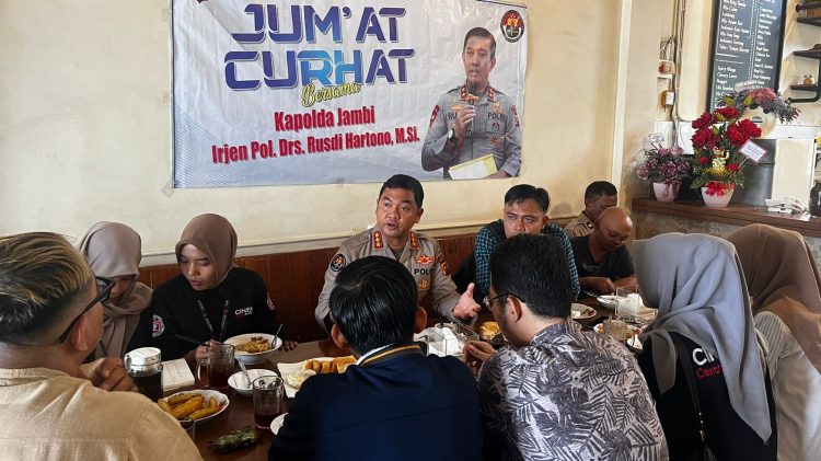 Polda Jambi menggelar Jum'at Curhat di warung kopi  kawasan thehok, Jambi Selatan, Kota Jambi pada Jum'at, (24/02/23)/ Foto: dok. Humas Polda Jambi