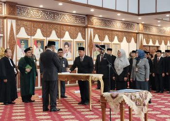 Sekda provinsi Jambi Sudirman saat melantik 144 pejabat lingkungan pemerintah provinsi Jambi Sabtu (25/2/2023/ Foto: Juanda/Ampar