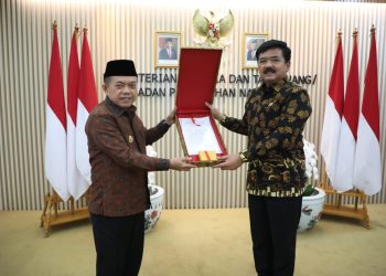 Gubernur Jambi, Al Haris menerima dokumen persetujuan subtansi RTRW. Foto: Riky