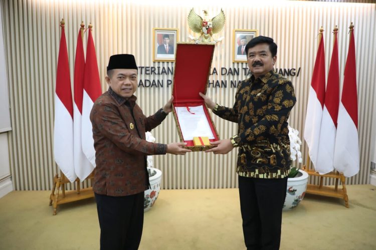 Gubernur Jambi, Al Haris menerima dokumen persetujuan subtansi RTRW. Foto: Riky