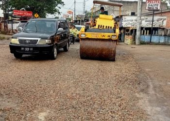 PUPR Provinsi Jambi Turunkan Alat Berat Lakukan Pengerasan Untuk Menutup Ruas Jalan Berlobang di Buluran Kota Jambi, Kini jalan DR Siwabessy tersebut, tampak sudah Rata dengan Batu Pengerasan Kelas B Agar Penguna Jalan Dapat Melintas, Senin (27/2/2023). Foto: Afm