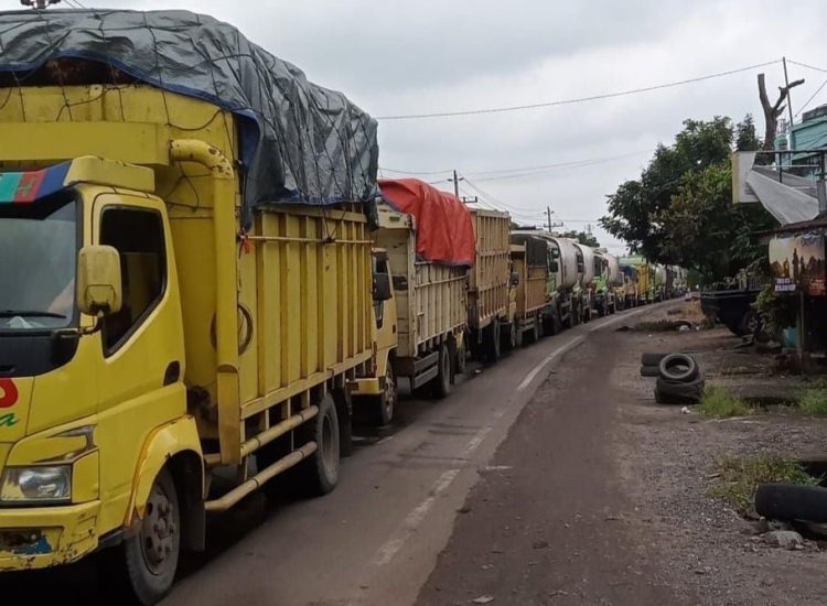 Kemacetan panjang lintas Jambi/ (Foto: Alan)