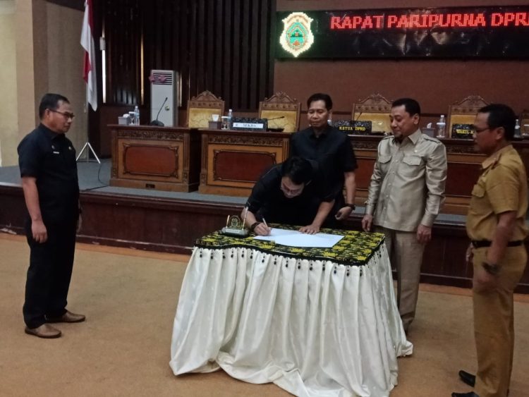 Penandatangan Berita Acara / Penetapan Perda tahun 2023 oleh Wakil Ketua DPRD Tanjab Timur Fraksi Golkar Saidina Hamzah (Dok.Firdaus)