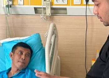 Wakil Ketua DPRD Provinsi Jambi, Pinto Jayanegara, saat membesuk Kapolda Jambi, Irjen Rusdi Hartono, di Rumah Sakit Polri Kramat Jati, Jakarta. (Foto Humas DPRD Provinsi Jambi/Hardian)