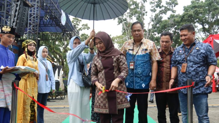 Ketua TP PKK Provinsi Jambi, Hesti Haris saat membuka stand bazzar JEE 2023/ Foto: Alan