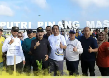 Momen Foto bersama Kepala Dinas PUPR, M Fauzi dalam kegiatan penanaman pohon pinang serta senam bersama di Ruang Terbuka Hijau (RTH) taman Putri Pinang Masak, Kota Jambi, Jumat (10/2/2023). (dok BITNews.id)