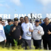 Momen Foto bersama Kepala Dinas PUPR, M Fauzi dalam kegiatan penanaman pohon pinang serta senam bersama di Ruang Terbuka Hijau (RTH) taman Putri Pinang Masak, Kota Jambi, Jumat (10/2/2023). (dok BITNews.id)