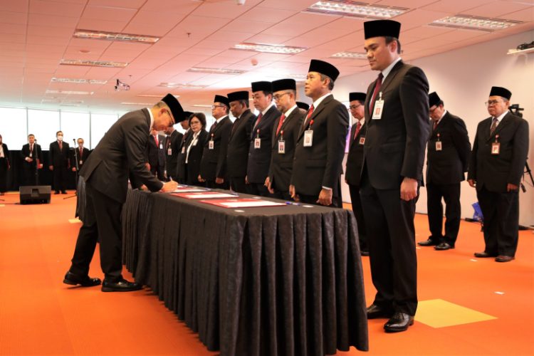 OJK Lantik 22 Pejabat. Foto: Humas OJK