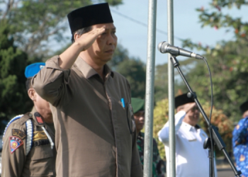 Ketua DPRD Tanjabtim, Mahrup saat jadi Inspektur Upacara HUT Sat Pol PP di Lapangan Kantor Bupati , Senin (20/03/2023). (Dok. Rizon)