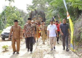 Kepala Dinas PUPR Provinsi Jambi M. Fauzi saat mendampingi Ketua DPRD Provinsi Jambi Edi Purwanto melakukan Kunjungan Kerja (Kunker) ke Kecamatan Mandiangin Timur, Kabupaten Sarolangun. (Dok. Kominfo)