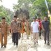 Kepala Dinas PUPR Provinsi Jambi M. Fauzi saat mendampingi Ketua DPRD Provinsi Jambi Edi Purwanto melakukan Kunjungan Kerja (Kunker) ke Kecamatan Mandiangin Timur, Kabupaten Sarolangun. (Dok. Kominfo)