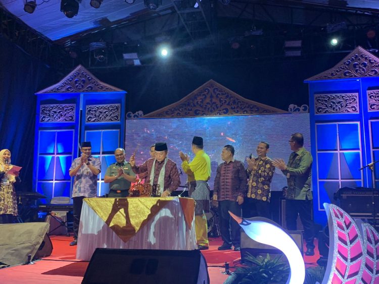 Gubernur Jambi Al Haris didampingi kepala Dinas Pendidikan Provinsi Jambi Syamsurizal, membuka Jambi Education Explore (JEE) 2023 di halaman Kantor Dinas Pendidikan Provinsi Jambi, Jumat (3/3) malam/ Foto: Alan/Ampar
