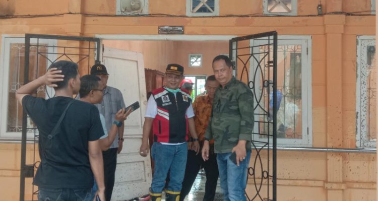 Kepala Dinas Pendidikan (Disdik) Provinsi Jambi, Syamsurizal saat turun ke lokasi kejadian kebakaran, Sabtu (4/3). Foto: Meli/ Ampar