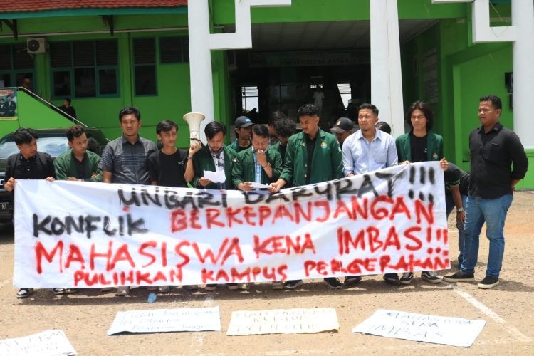 Unjuk rasa KBM Desak Polemik Dualisme UNBARI Jambi Segera Diselesaikan, Selasa 7 Maret 2023/ Foto: Melli/ Ampar