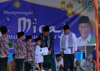 Wakil Gubernur Jambi, Abdullah Sani saat menghadiri Isra Miraj Nabi Muhammad SAW, di Desa Teluk Rendah Ilir, Tebo, Rabu (8/3). Foto: Dok Kominfo