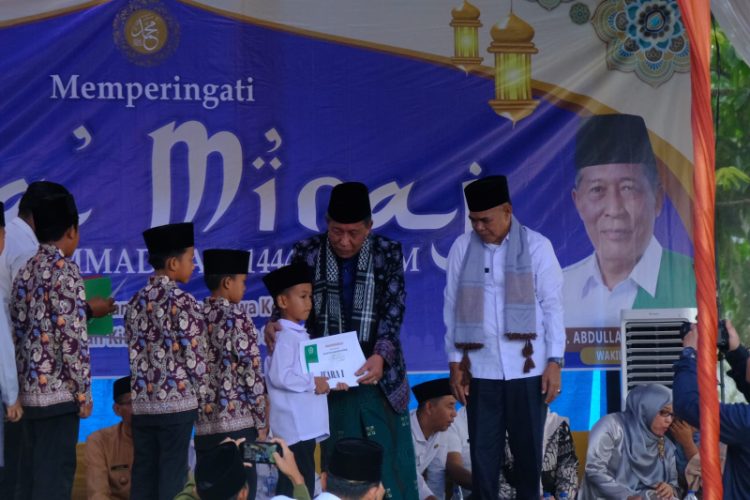 Wakil Gubernur Jambi, Abdullah Sani saat menghadiri Isra Miraj Nabi Muhammad SAW, di Desa Teluk Rendah Ilir, Tebo, Rabu (8/3). Foto: Dok Kominfo
