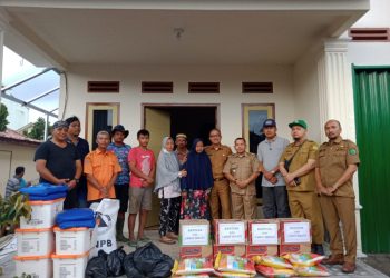 Pemerintah Kecamatan Sekayu dan Badan Penanggulangan Bencana Daerah (BPBD) Muba beri bantuan logistik kepada korban. Foto: Nuria/ Ampar