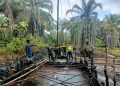 Polisi saat merazia Penambangan minyak tanpa izin di Desa Bukit Subur, Kecamatan Bahar Selatan,Muaro Jambi, Selasa 07 Maret 2023/ Foto: humas Polda Jmabi