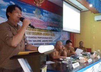 Ketua DPRD Tanjabtim, Mahrup SE saat memberi kata sambutan pada Musrenbang Dapil III di Kantor Kecamatan Mendahara, Selasa (14/02/23). (Dok. Firdaus)