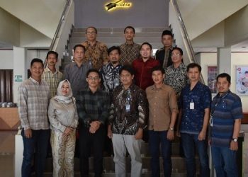Komisi II DPRD Tanjab Timur bersama GM Alat Berat PT Pindad, Ikida Aryansyah saat berada di Auditorium Gedung Direktorat PT Pindad di Bandung, Jumat (20/01/2023). (Dok. Hendra)