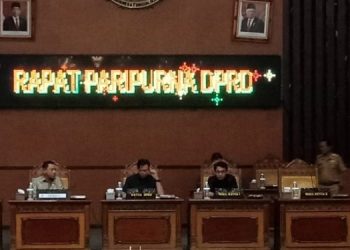 Ketua DPRD Tanjabtim, Mahrup.SE, Waka I DPRD, Saidina Hamzah, SE dan Sekretaris Daerah Kabupaten Tanjung Jabung Timur Sapril. S.I.P. saat paripurna di DPRD Tanjabtim, Senin (20/2/2023). (Dok. Dian)