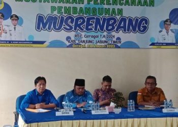 Ketua DPRD Tanjabtim, Mahrup, Wabup Robby Nahliansyah dan turut Anggota DPRD Dapil 3 saat menghadiri Musrenbang tingkat kecamatan di Geragai, Kamis (2/2/23). (Dok. Dian)