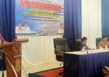 Anggota DPRD Tajabtim, Saidina Hamzah saat menyampaikan kata sambutan pada Musrenbang di Aula Gedung Kantor Camat Mendahara Ulu, Senin (13/2/2023). (Dok. Dian)