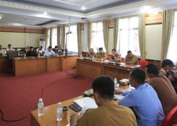 Anggota DPRD Tanjab Timur saat melaksanakan Audiensi bersama Warga Kelurahan Parit Culum I di Gedung Serba Guna DPRD Tanjab Timur, Selasa (24/1/2023). (Dok. Dian)