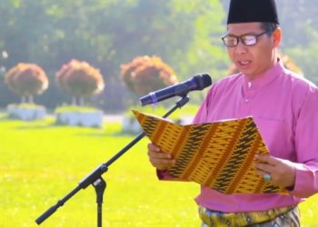 Ketua DPRD Kabupaten Tanjung Jabung Timur, Mahrup saat membacakan Teks Hasil Kongres Rakyat Provinsi Jambi di halaman Upacara Kantor Bupati Tanjab Timur, Jumat (06/01/2023). (Dok. Ahmad F)