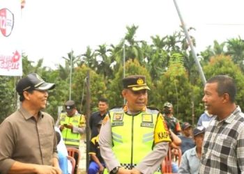 Ketua Tanjab Timur Mahrup (Kiri) sedang berbincang dengan Kapolres Andi Ichsan (tengah) dan Bupati Romi Hariyanto (kanan). (Dok. Firdaus)