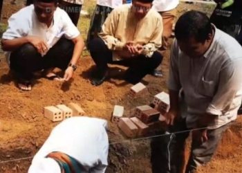 Bupati Tanjabtim, Romi Hariyanto saat meletakkan batu pertama pembangunan Gedung Sekolah Dasar Pondok Pesantren Jauharul Ma’arif di Kelurahan Parit Culum I, Kecamatan Muara Sabak Barat, Jumat (03/03/23). (Foto: Dokumentasi Tanjabtim)