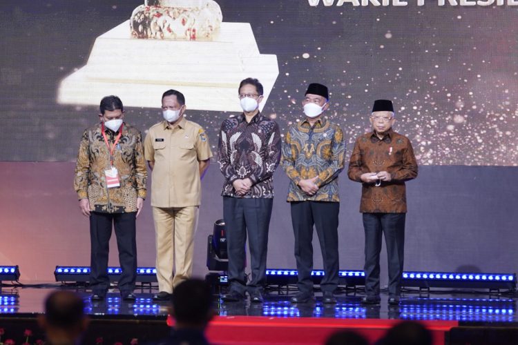 Wakil Presiden RI Berikan Penghargaan Pemda Berstatus Universal Health Coverage/ Foto: Humas BPJS