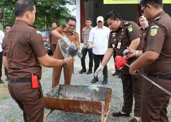Sekda Sapril hadiri pemusnahan barang bukti narkotika oleh Kejaksaan Negeri (Kejari) Tanjab Timur, Senin (13/03/2023). (Dok. Dian)