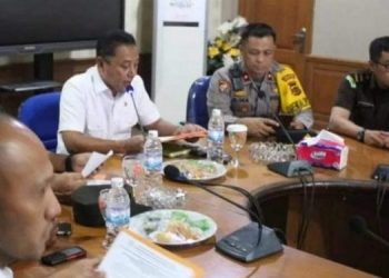 Sekda sapril saat pelaksanaan rakor Penetapan status siaga darurat bencana karhutla diruang rapat Aula Kantor Bupati Tanjab Timur, Rabu (8/3/23). (Dok. Firdaus)