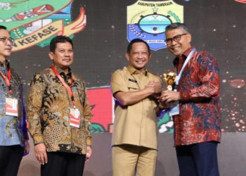 Walikota Jambi, Fasha terima penghargaan dari Wapres RI. Foto: Meli/ Ampar