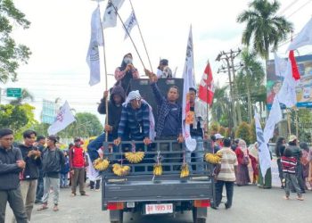 aksi demonstrasi di depan gedung DPRD Provinsi, Selasa (14/3/2023)/ Foto: Melli