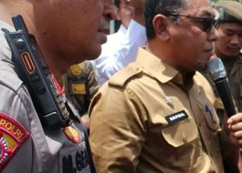 Sekda Sapril saat menemui pengunjuk rasa di halaman Kantor Bupati Tanjabtim, Senin (06/03/2023). (Dok. Rizon)